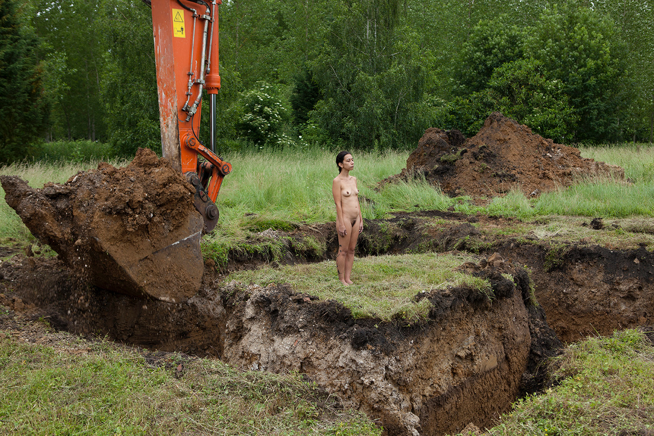 Regina José Galindo, Still from *Tierra*, 2013. Video (HD, one-channel, 16:9, color, sound), 34 min, Courtesy the artist and Prometeo Gallery Ida Pisani Milan- Lucca.